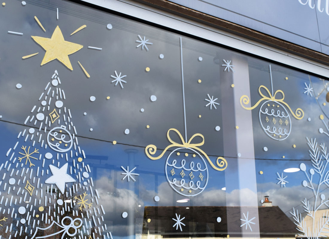 décoration d'une vitrine de Noël par une artiste locale