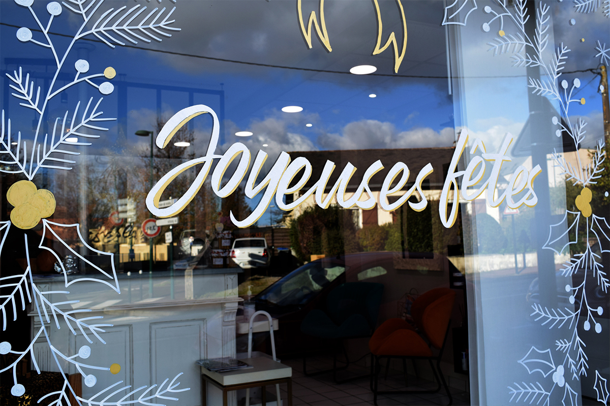 Illustration sur vitrines de commerce à Nantes pour événements de saison, Noël, Pâques