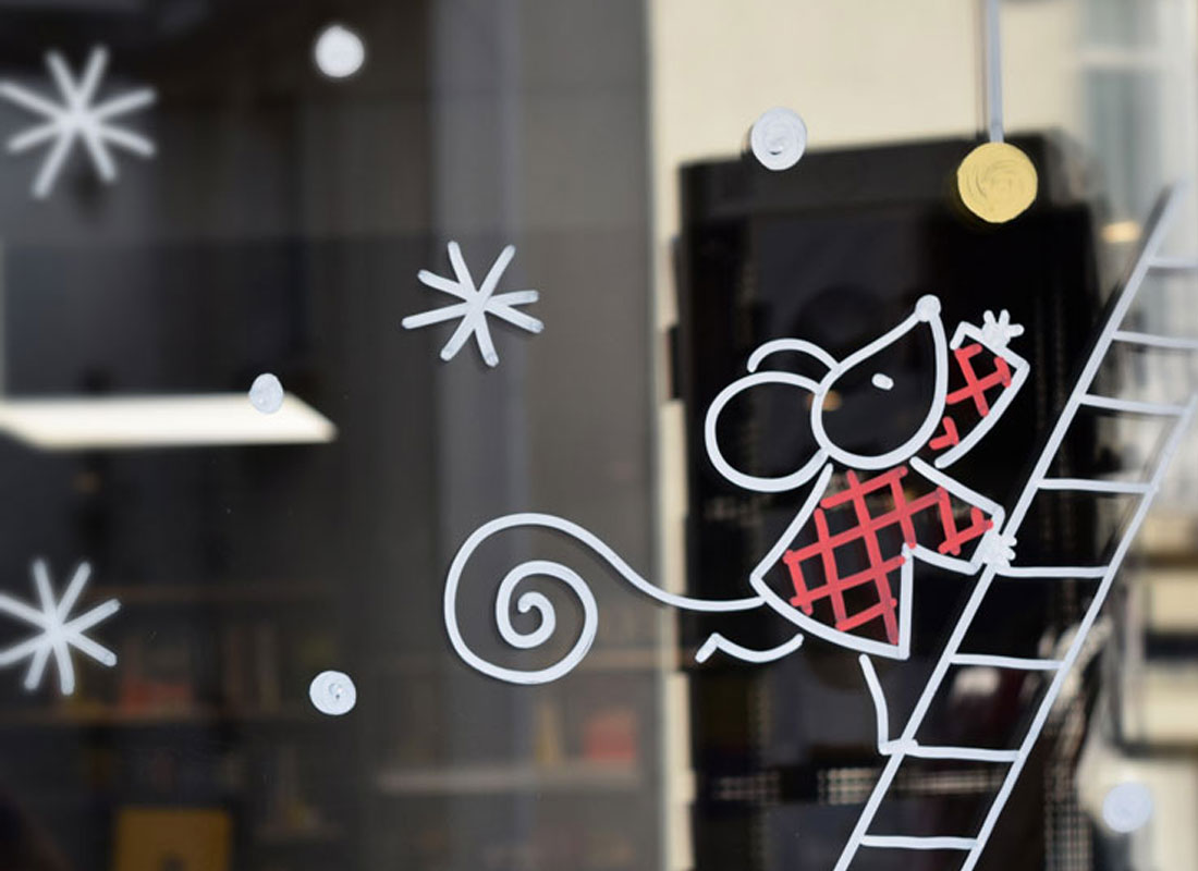 détail de la décoration saisonnière d'une vitrine pour les fêtes de fin d'année